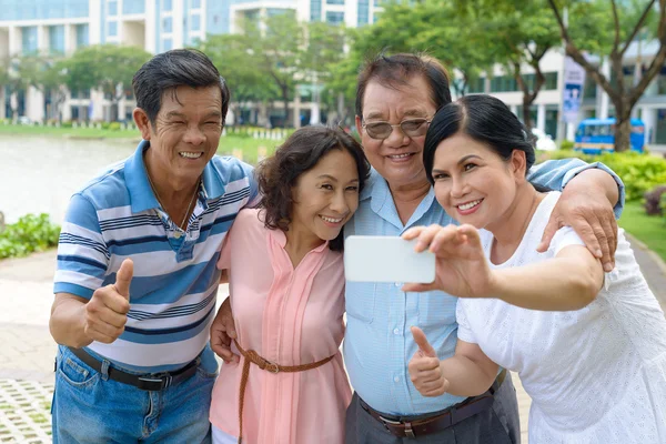 Facendo selfie — Foto Stock