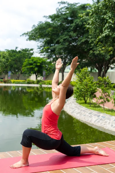 Istruttore di yoga femminile — Foto Stock