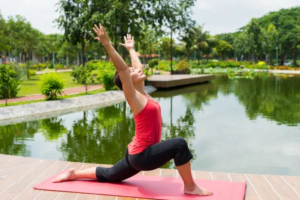 Öva yoga — Stockfoto