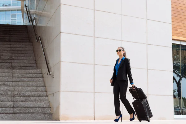Biznes kobieta z bagażem — Zdjęcie stockowe