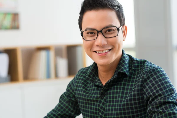 Homem vietnamita sorridente — Fotografia de Stock