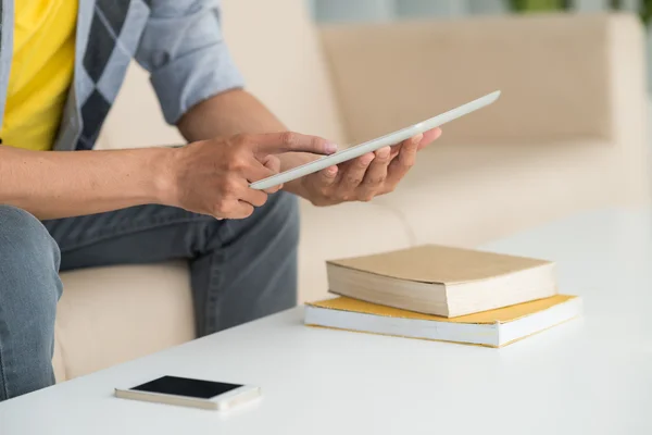 Estudante com tablet digital — Fotografia de Stock