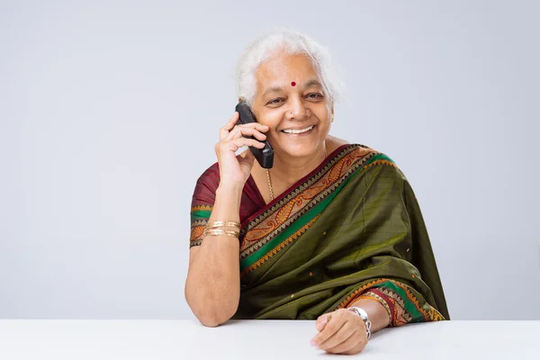 Hablando por teléfono — Foto de Stock