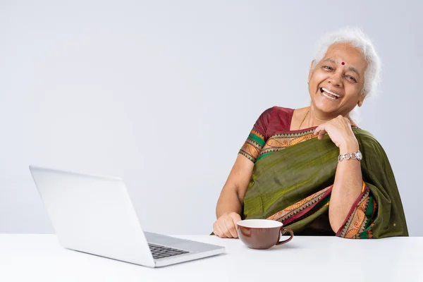 Indian woman with laptop — Stock Photo, Image