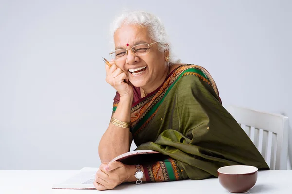 Mujer con libro —  Fotos de Stock