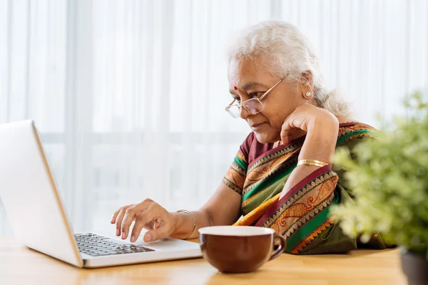 Lavoro su laptop — Foto Stock