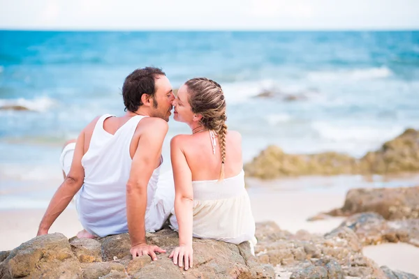 Kissing on the beach — Stock Photo, Image