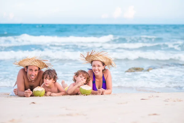 Deitado na praia — Fotografia de Stock