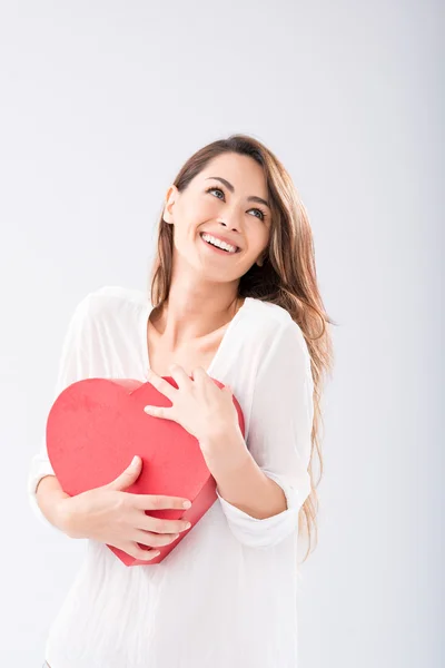 Sosteniendo caja en forma de corazón —  Fotos de Stock