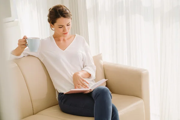 Het lezen van een boek — Stockfoto