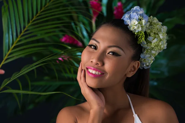 Mujer en bosque tropical — Foto de Stock