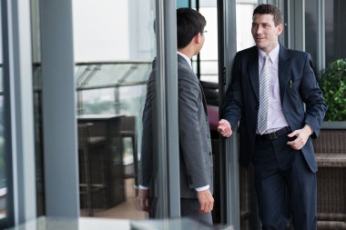 Konuşan iş arkadaşları