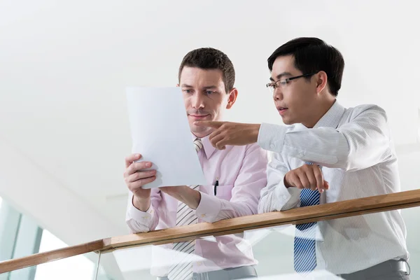 Läsa dokument — Stockfoto