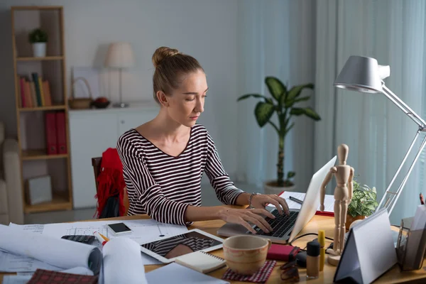 Travailler sur ordinateur portable — Photo