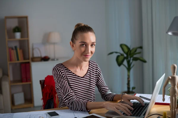 Pretty woman with laptop — Stock Photo, Image