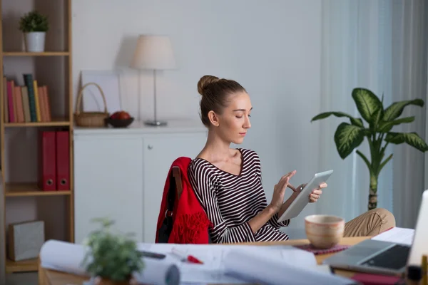 Za pomocą cyfrowego tabletu — Zdjęcie stockowe