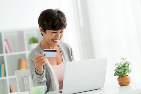 Vrouw met laptop om te winkelen online — Stockfoto