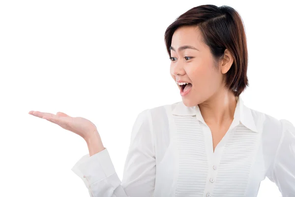 Mujer de negocios mirando a la mano — Foto de Stock