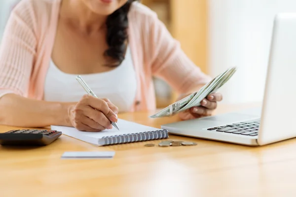 Distributing family budget — Stock Photo, Image