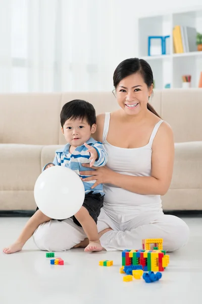 Niño y madre jugando en el suelo —  Fotos de Stock