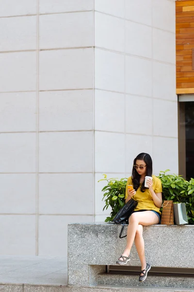 Güneş gözlüğü metin haber içinde casual kız