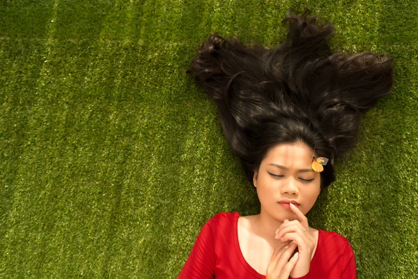 Donna asiatica rilassante sull'erba — Foto Stock