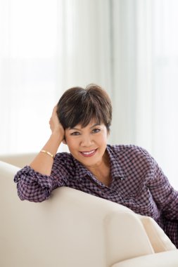 Olgun Asyalı kadın gülümseyerek