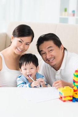 Sevimli küçük çocuk ile aile
