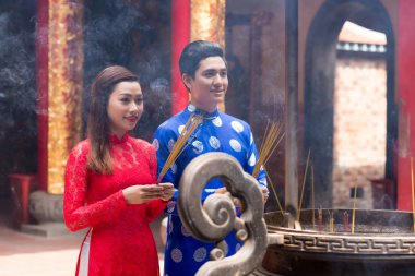 Vietnamca çift tütsü sopa ile