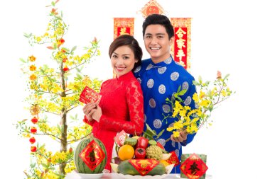 Tatil masadaki Vietnamca Çift