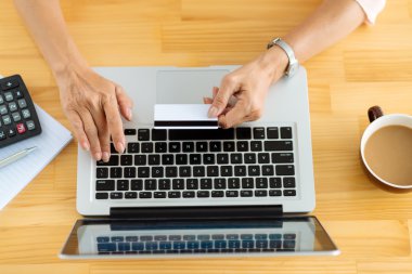 Online alışveriş için ödeme kadın