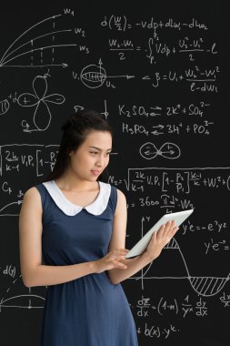 Üniversite öğrencisi dijital tablet kullanma