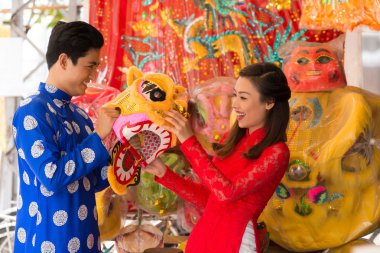 Aslan kostüm üzerinde çalışıyor