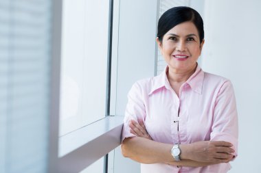 Pencerenin önünde duran işkadını