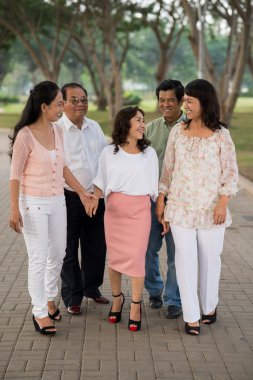 Parkta yürüyüş insanlar