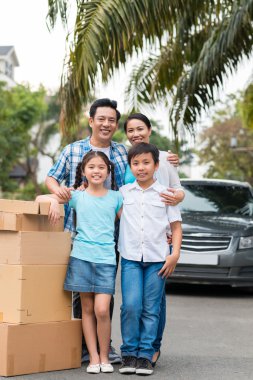 Aile yanında yığın karton kutu