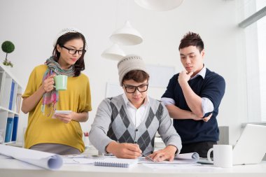 Bir plan yapmak kendi meslektaşı izlerken mimarlar