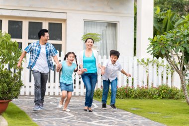 Birlikte bahçede çalışan aile
