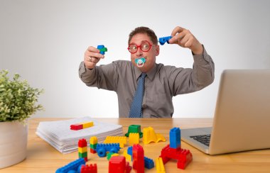Ofiste Lego oynarken işadamı