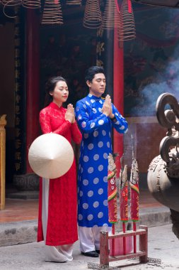 Geleneksel giyinmiş Asyalı çift