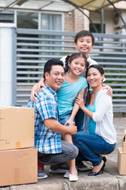 Neşeli veliler ve çocuklar