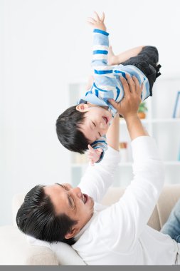 Baba çocuğunu kaldırma