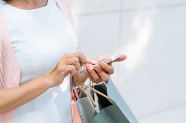 Smartphone kullanarak Alışverişkoliğin