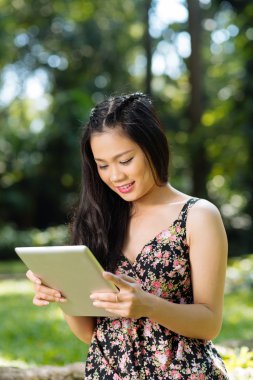 Vietnamca kız dijital tablet kullanma