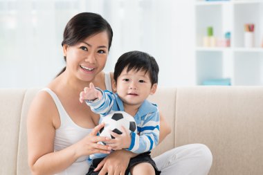 Neşeli Asya anne ve oğlu