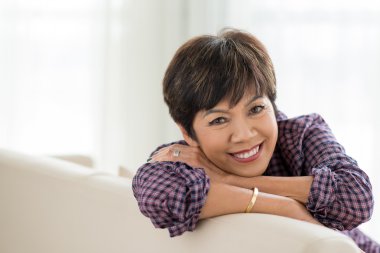 Kadın kıdemli neşeli karma yarış