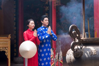 Tapınakta dua Çift