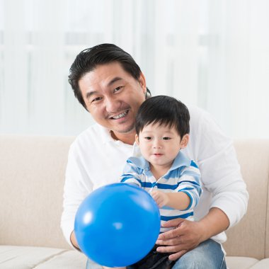 Adam ve oynak yürümeye başlayan çocuk