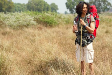 Büyük bir sırt çantası ile orta yaşlı Gezgin