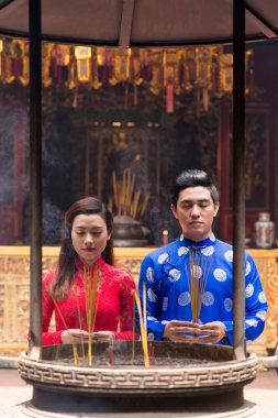 Asyalı iki Budist tapınağı içinde